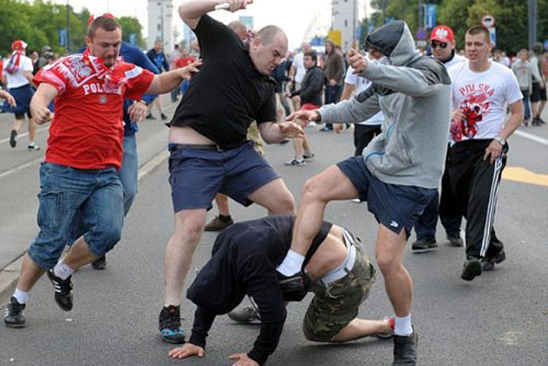 欧洲杯爆发球迷流血骚乱 波兰俄罗斯球迷群殴