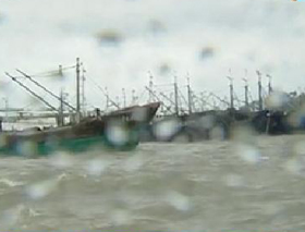 广东电白:博贺渔港风大雨急 一艘渔船被困